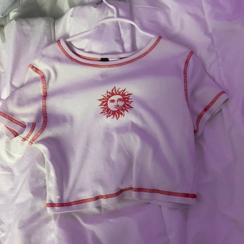 H&M WHITE AND RED FITTED CROP TOP SIZE S